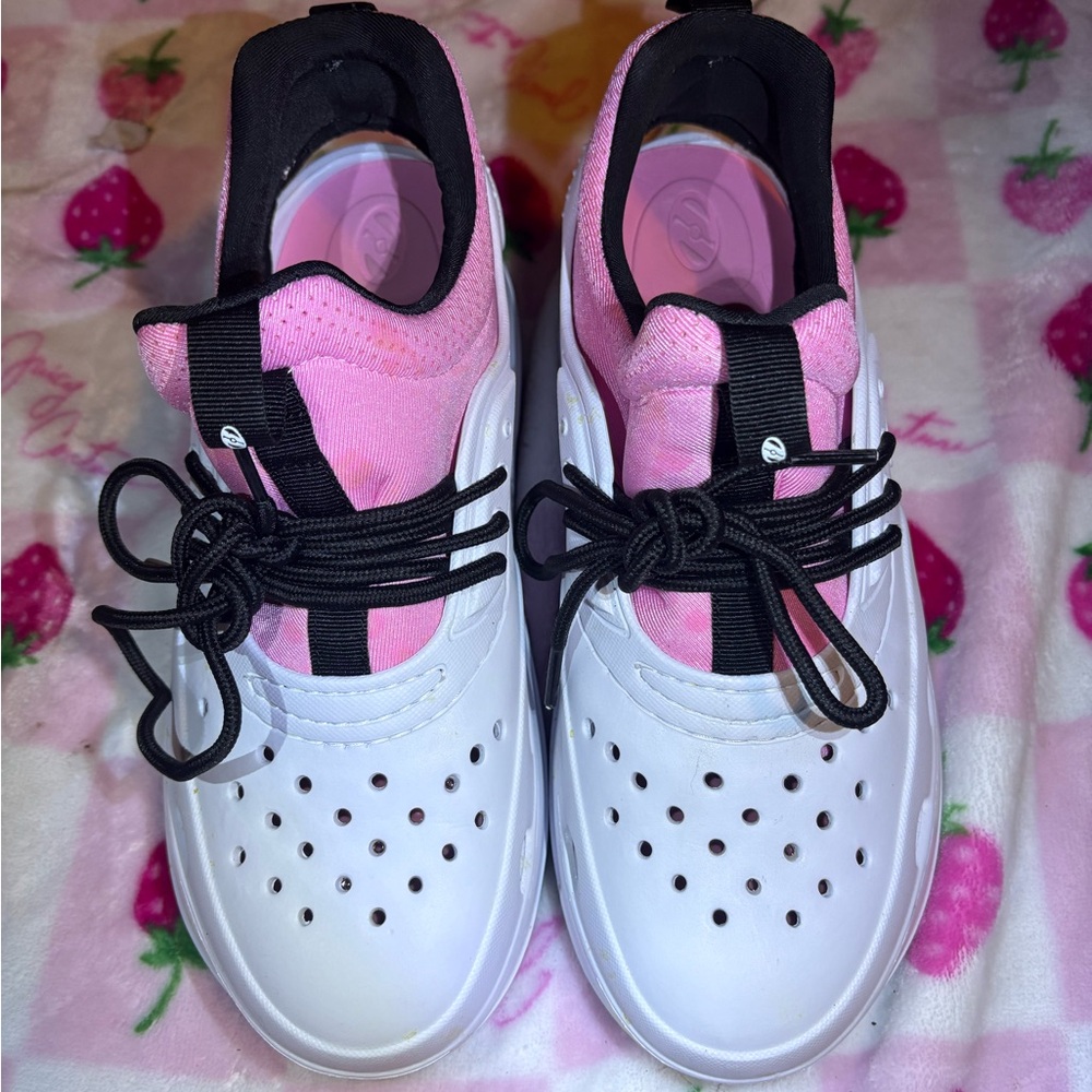 Stylish Pink and White Women's Heelys!!